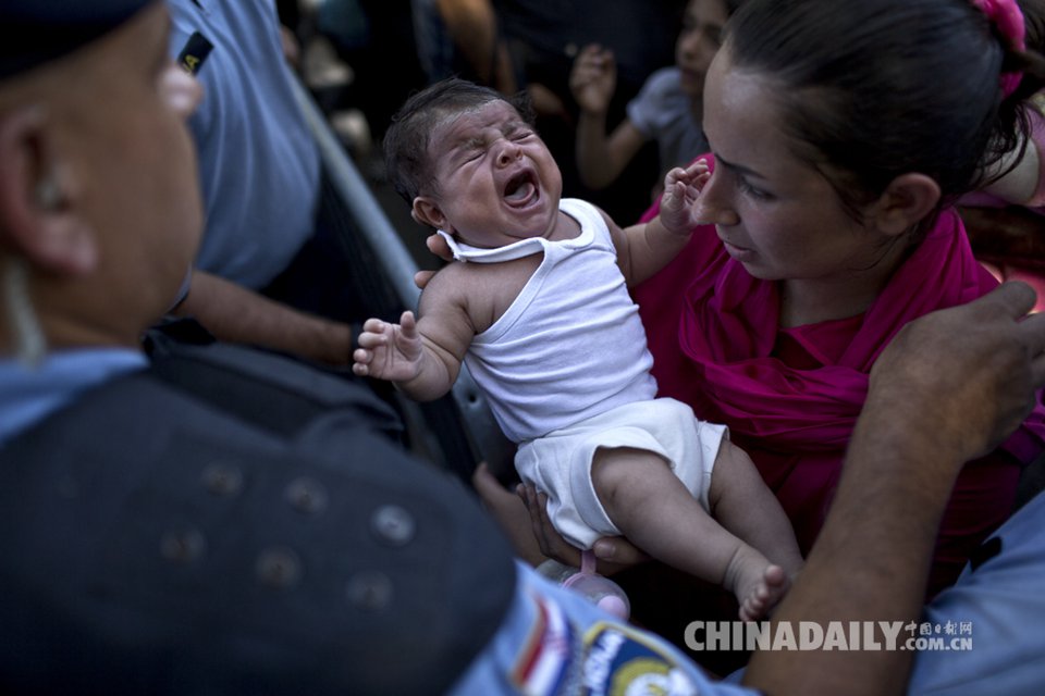 大批难民涌入克罗地亚场面混乱 儿童嚎啕大哭