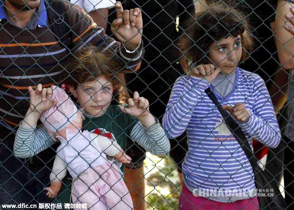 大批难民涌入克罗地亚场面混乱 儿童嚎啕大哭