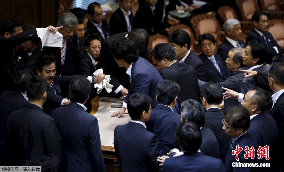 日本执政党与在野党扭打一团 安倍一旁观望