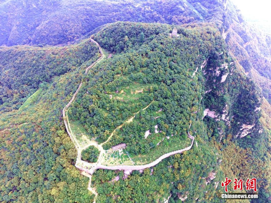 河南巩义悬崖峭壁现千米石头“长城”蜿蜒盘旋绕山间