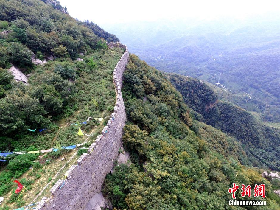 河南巩义悬崖峭壁现千米石头“长城”蜿蜒盘旋绕山间