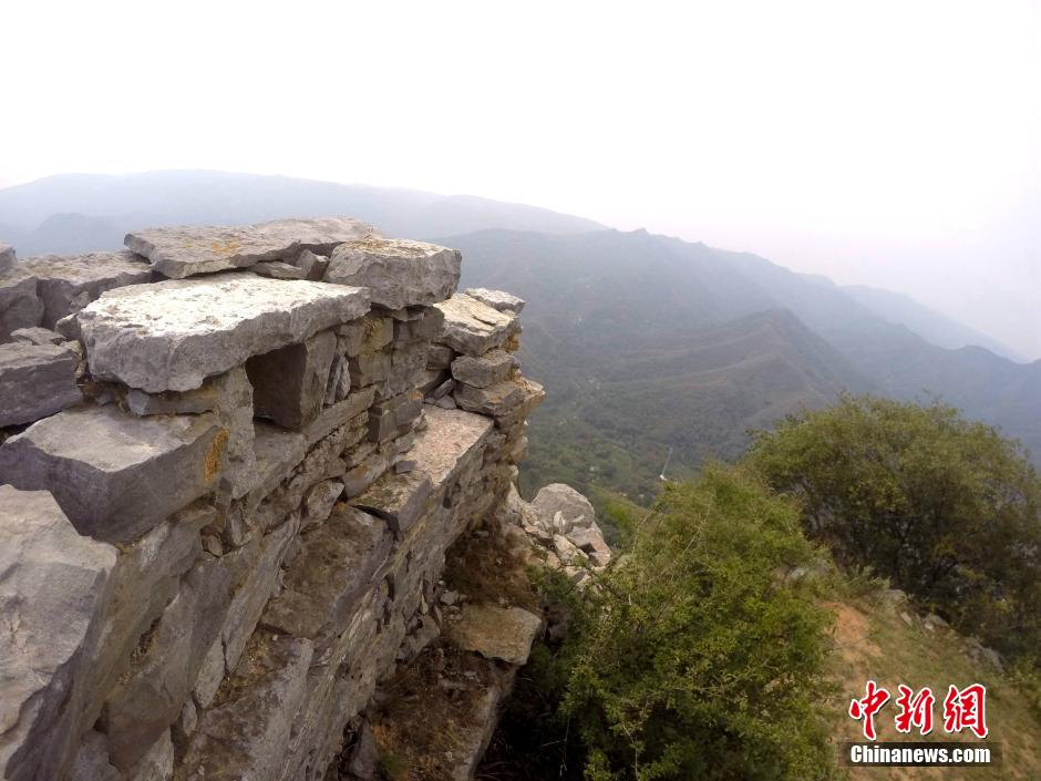 河南巩义悬崖峭壁现千米石头“长城”蜿蜒盘旋绕山间
