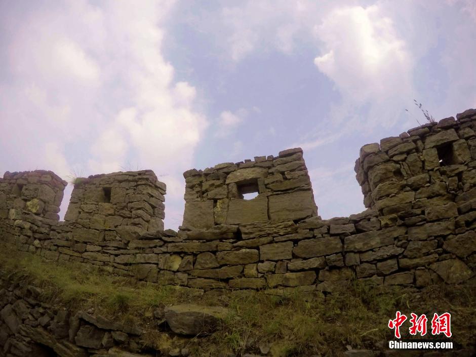 河南巩义悬崖峭壁现千米石头“长城”蜿蜒盘旋绕山间
