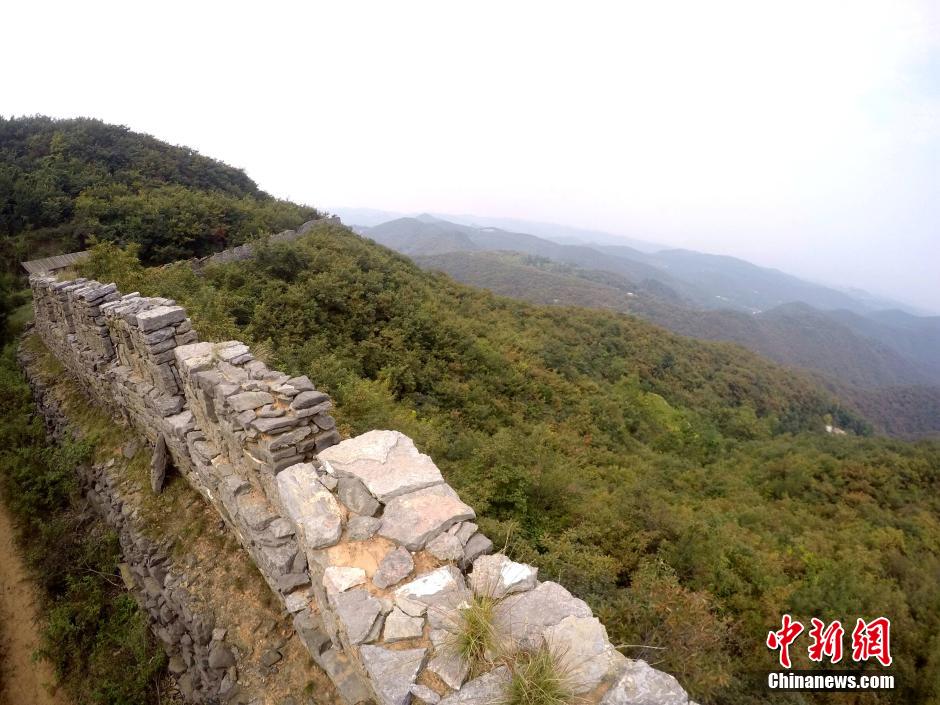 河南巩义悬崖峭壁现千米石头“长城”蜿蜒盘旋绕山间