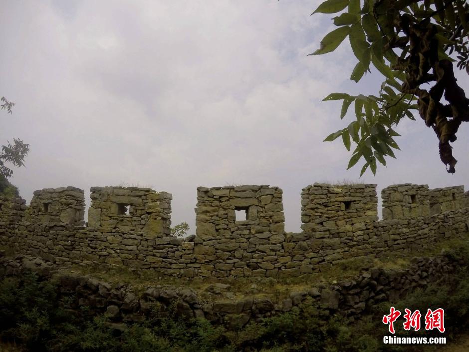 河南巩义悬崖峭壁现千米石头“长城”蜿蜒盘旋绕山间