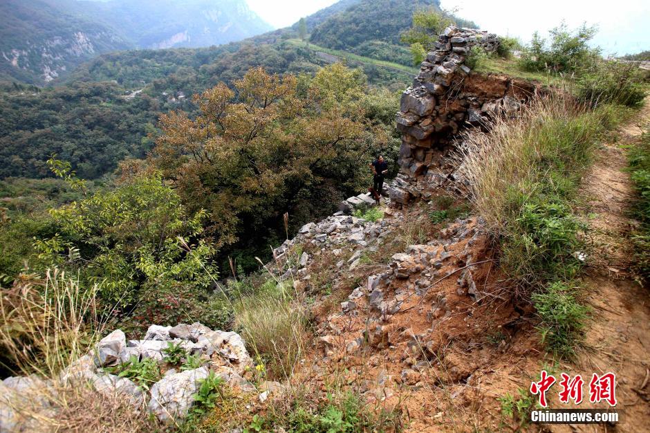 河南巩义悬崖峭壁现千米石头“长城”蜿蜒盘旋绕山间