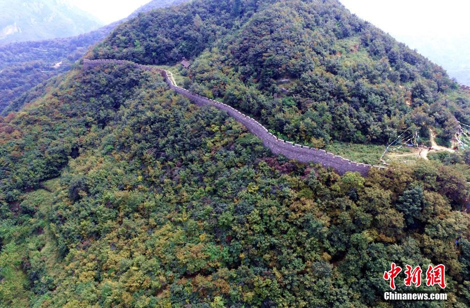 河南巩义悬崖峭壁现千米石头“长城”蜿蜒盘旋绕山间