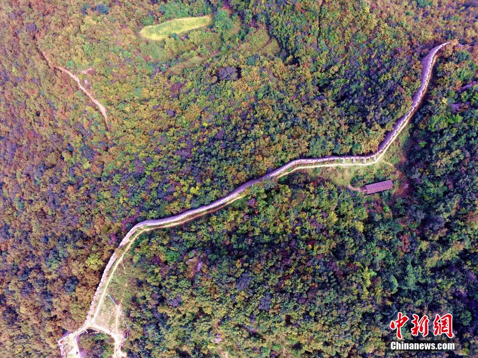 河南巩义悬崖峭壁现千米石头“长城”蜿蜒盘旋绕山间