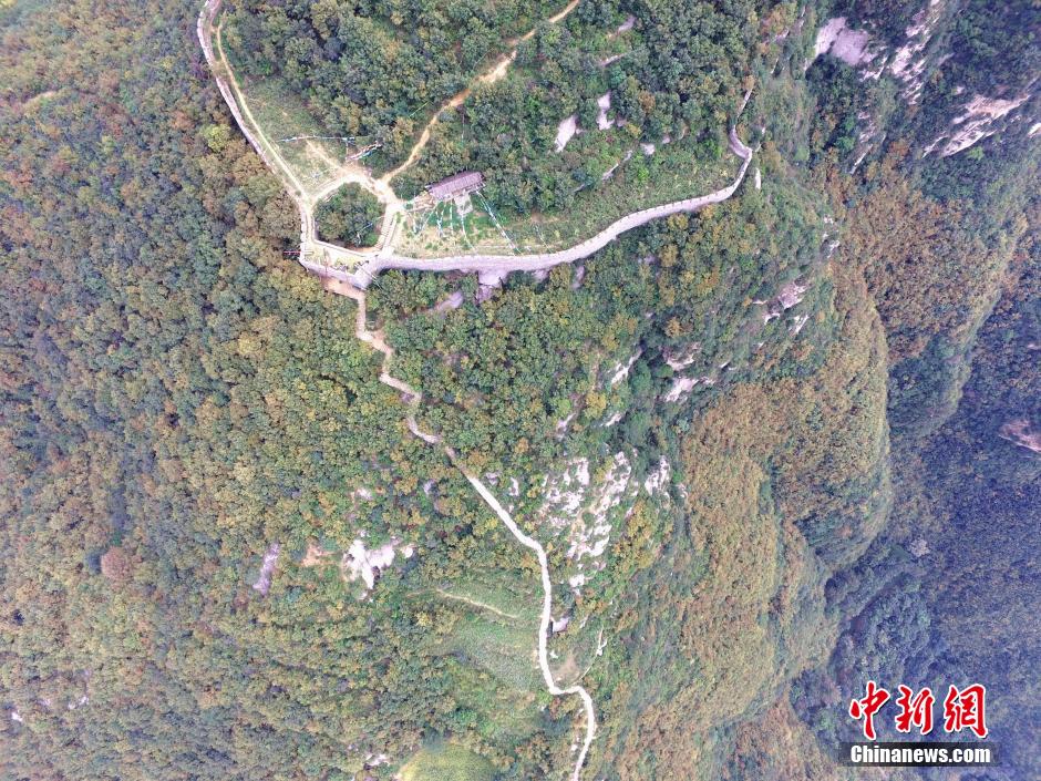 河南巩义悬崖峭壁现千米石头“长城”蜿蜒盘旋绕山间