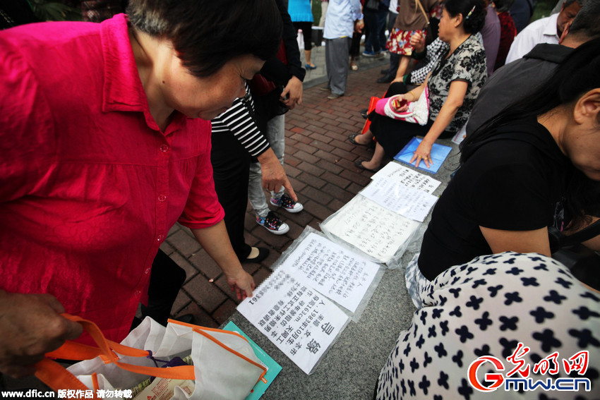 成都大龄青年相亲场面壮观如赶集 父母成“主角”