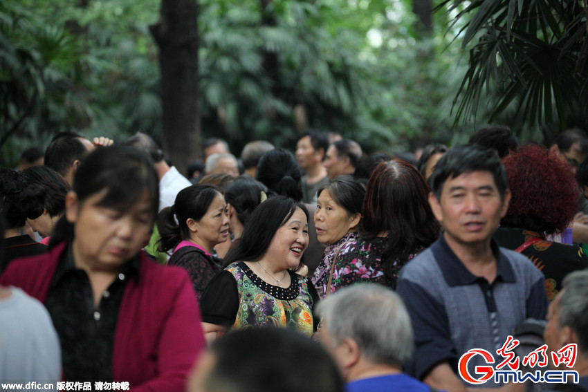 成都大龄青年相亲场面壮观如赶集 父母成“主角”