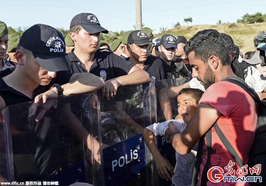 大批难民涌上土耳其公路步行场面壮观 与警方激烈冲突