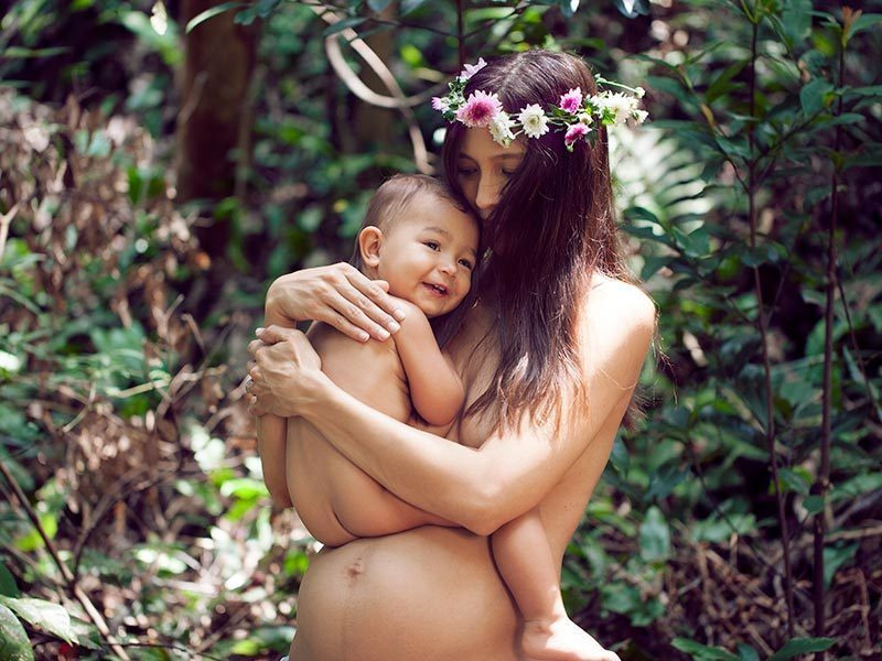 香港名模穿比基尼拍孕照 1岁女儿坐其孕肚留影