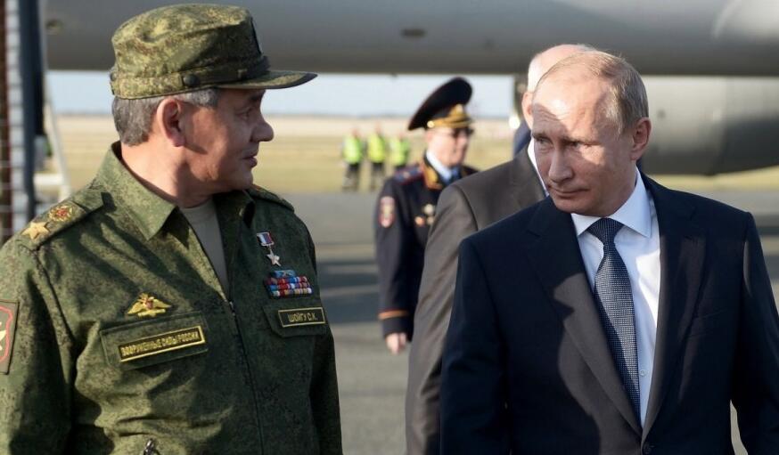 普京出席俄罗斯年度最大规模军演 慰问士兵