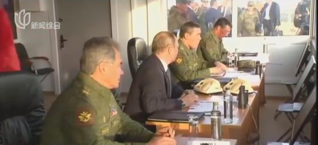 普京出席俄罗斯年度最大规模军演 慰问士兵