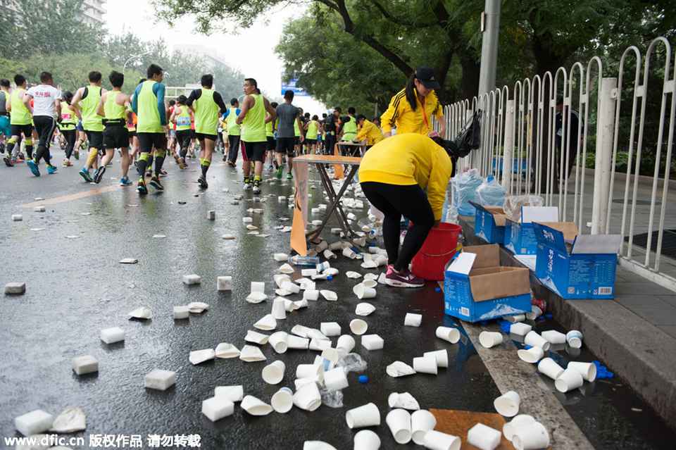 北马：饮水区纸杯满地清扫困难