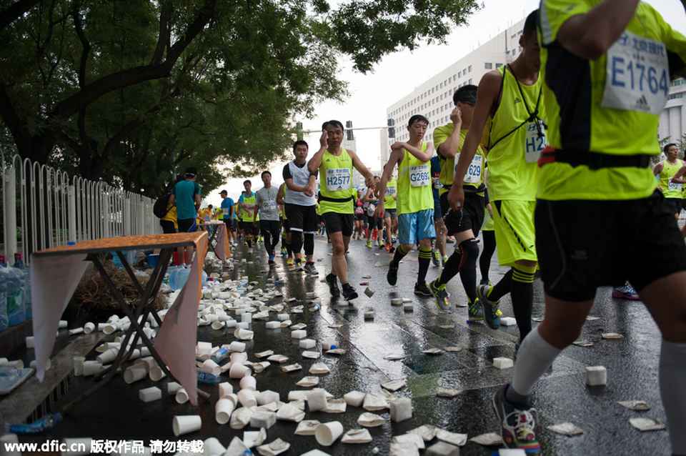 北马：饮水区纸杯满地清扫困难