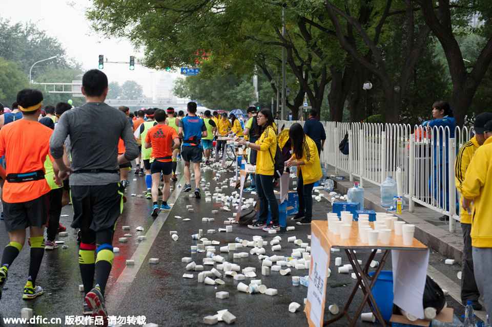 北马：饮水区纸杯满地清扫困难