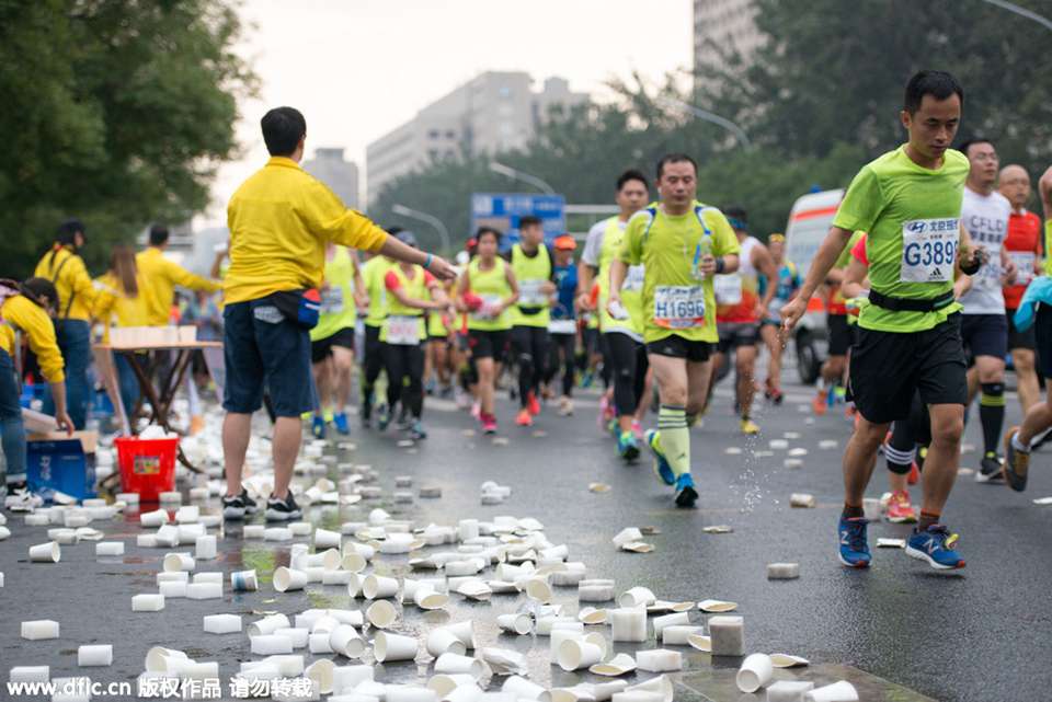 北马：饮水区纸杯满地清扫困难