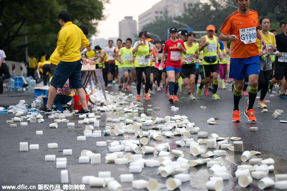 北马：饮水区纸杯满地清扫困难