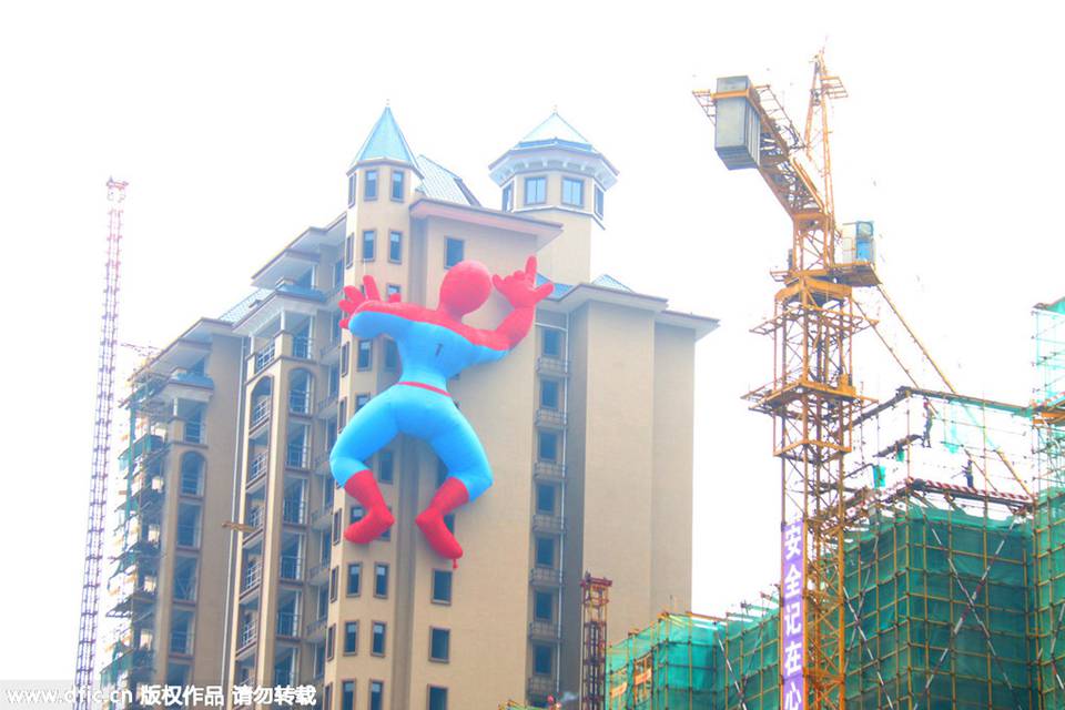 湖南一楼盘挂巨型蜘蛛侠引非议_新华网