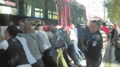 昨天上午,在长春市红旗街长春外国语学校对面,一名大二女生被卡在54