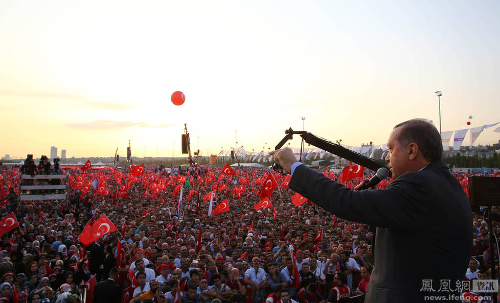 土耳其万人反恐集会场面