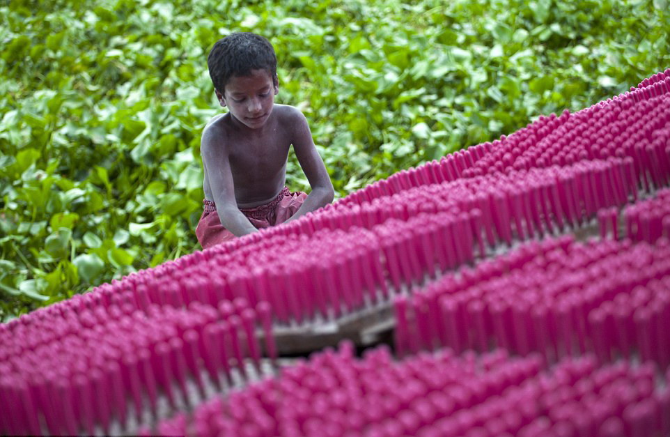 孟加拉国气球厂童工艰辛生活：最小仅10岁月薪64元