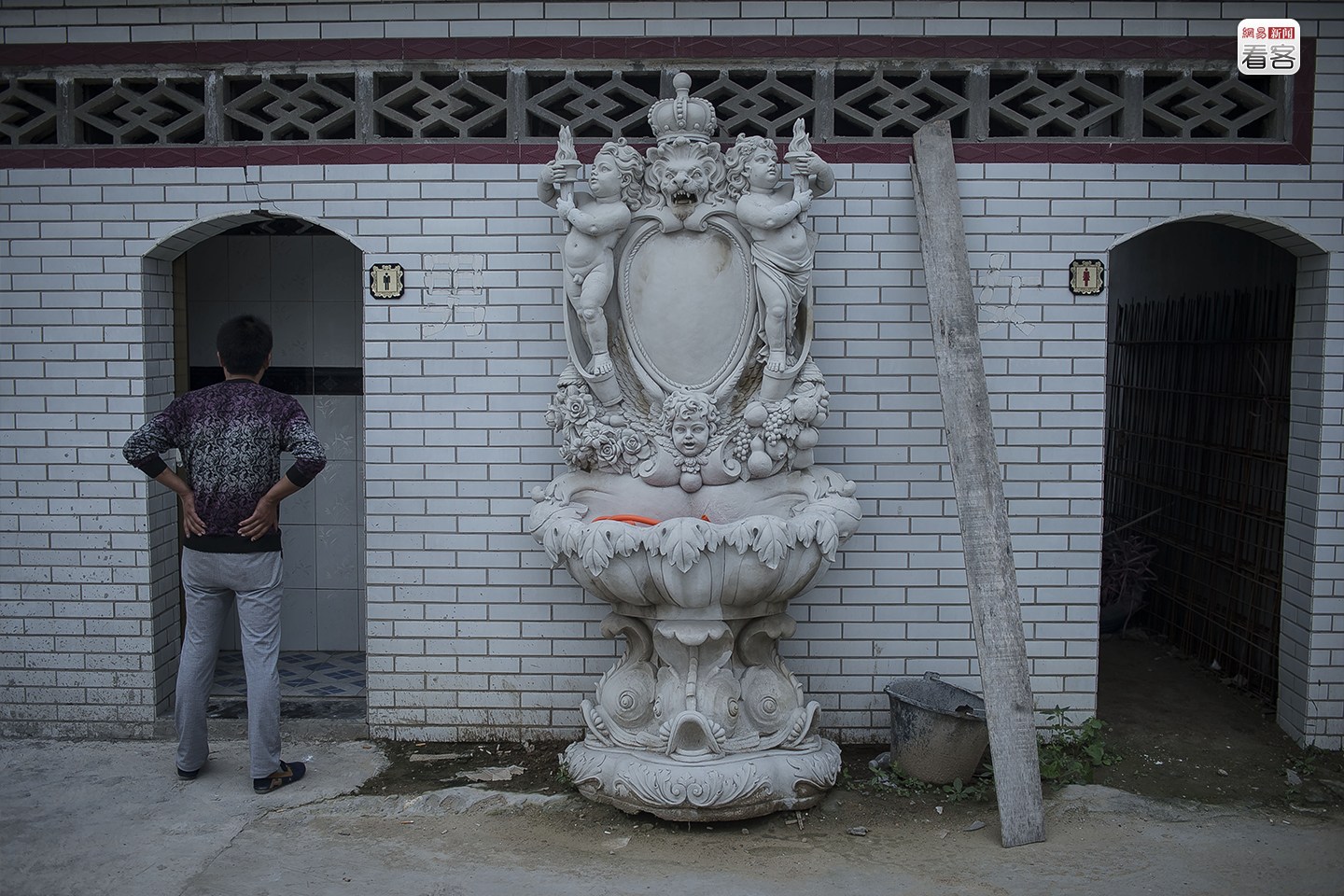 图片故事：造“神”之村