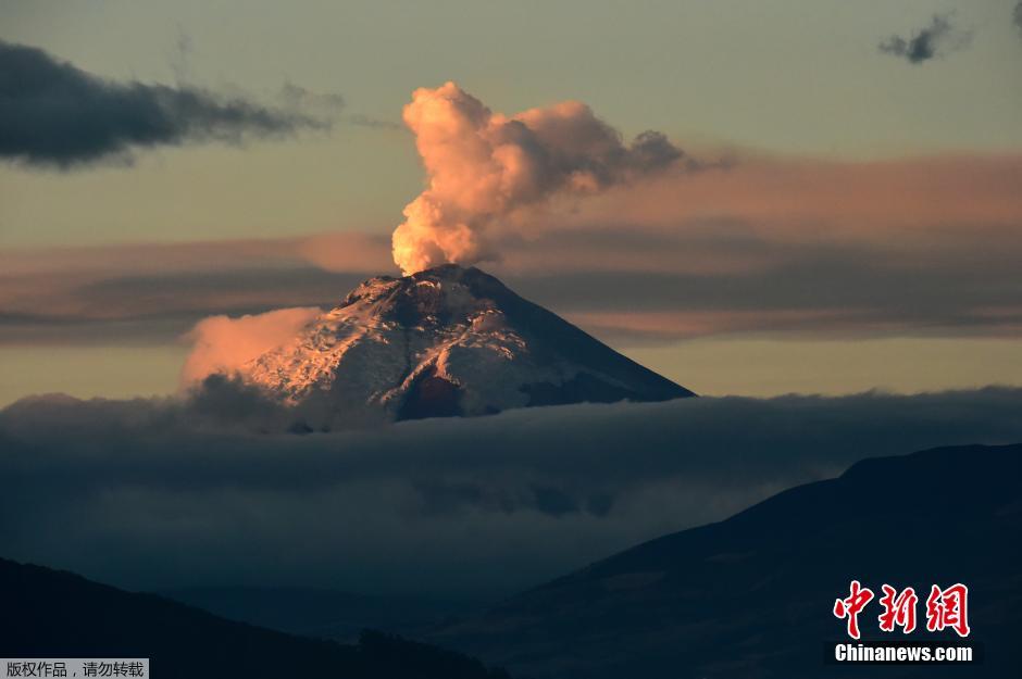 厄瓜多尔科多帕希火山喷发 大量火山灰直冲云霄