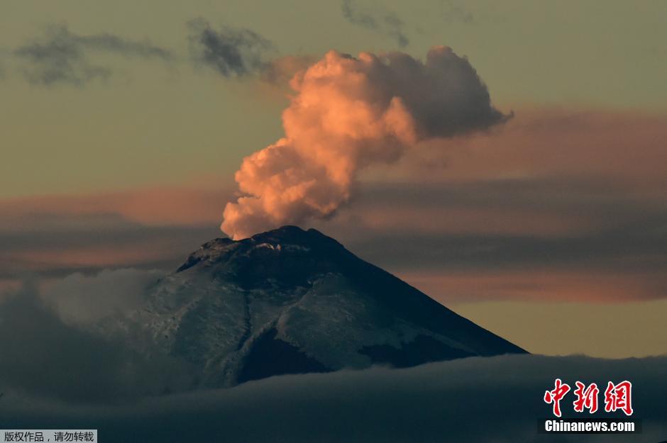 厄瓜多尔科多帕希火山喷发 大量火山灰直冲云霄