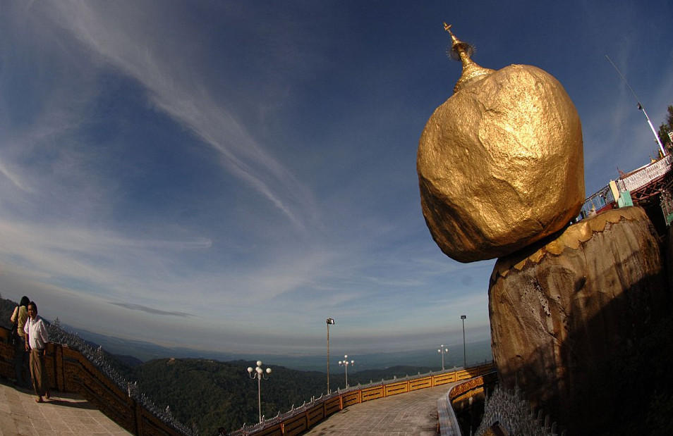缅甸&ldquo;黄金岩石&rdquo;叠立悬崖危如累卵 引信徒朝拜