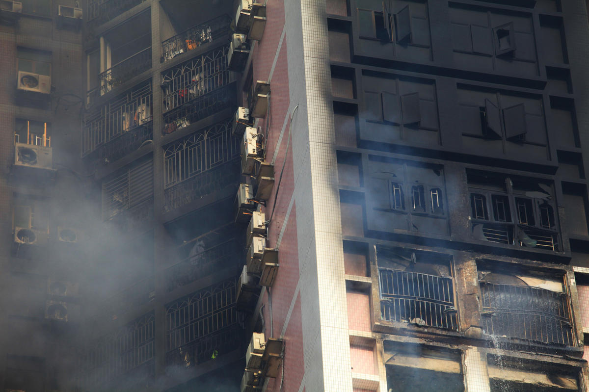 今晚深圳一高层住宅突发火灾！高楼坠下玻璃渣，有居民正在楼下_南都