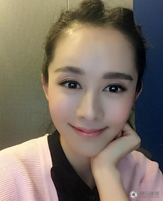 央视女主播直播间自拍 跑步机大秀美腿