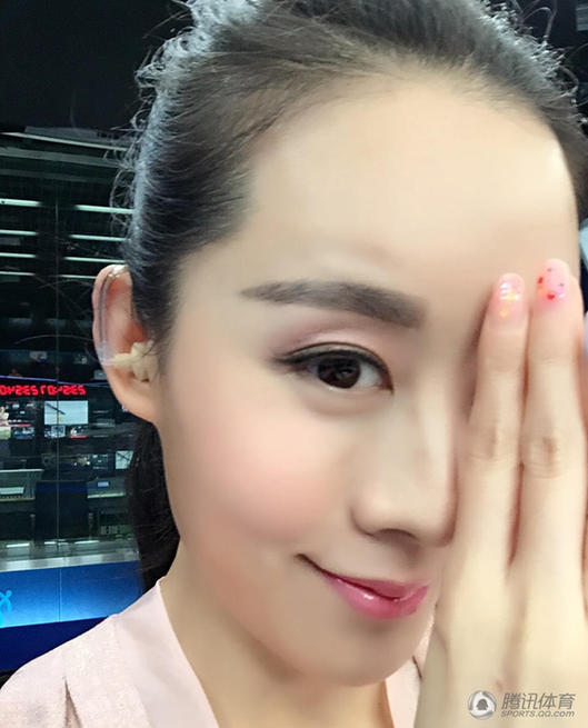 央视女主播直播间自拍 跑步机大秀美腿