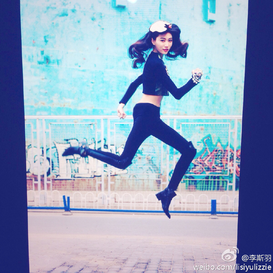 李斯羽大长腿横跨四人 引网友热捧PK