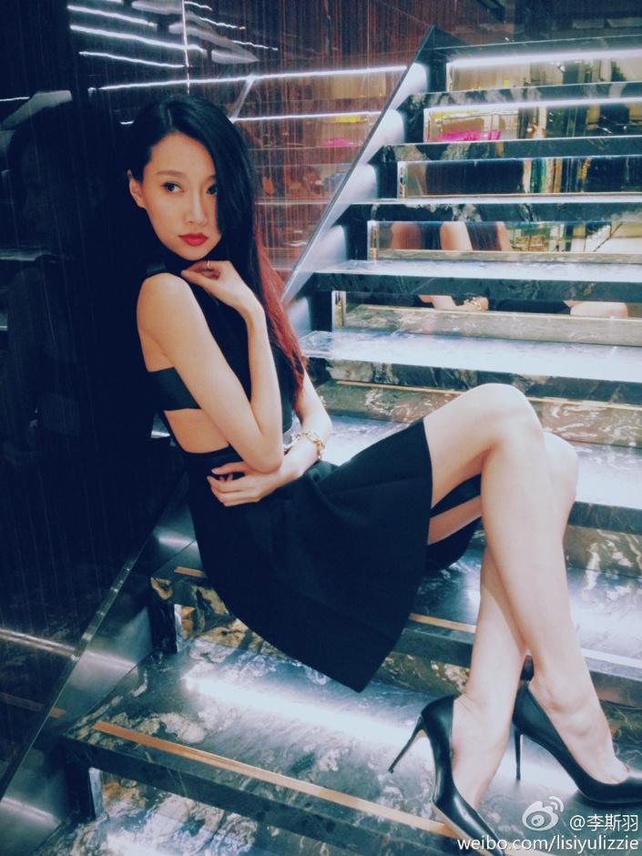 李斯羽大长腿横跨四人 引网友热捧PK