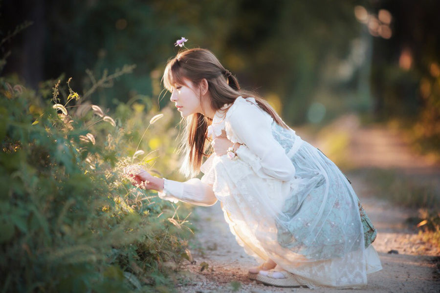 头戴小花狂卖萌 韩国第一美少女再曝写真