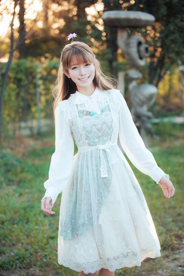 头戴小花狂卖萌 韩国第一美少女再曝写真