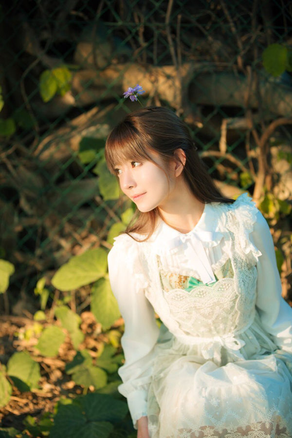 头戴小花狂卖萌 韩国第一美少女再曝写真