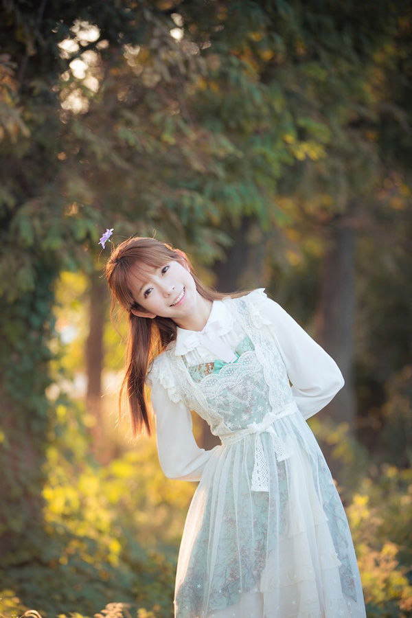 头戴小花狂卖萌 韩国第一美少女再曝写真
