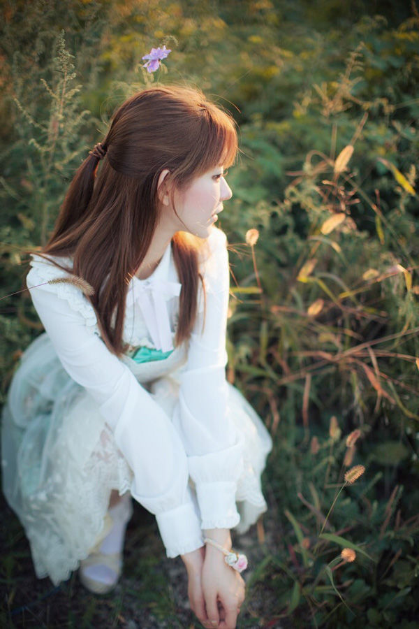 头戴小花狂卖萌 韩国第一美少女再曝写真