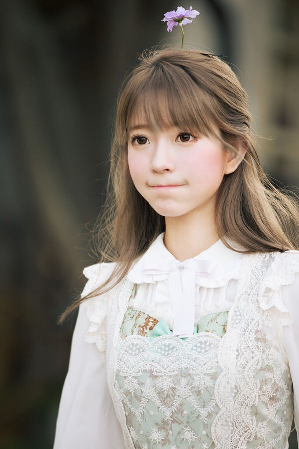 头戴小花狂卖萌 韩国第一美少女再曝写真