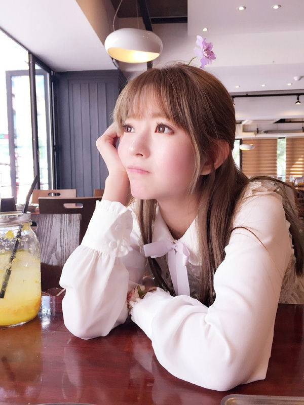 头戴小花狂卖萌 韩国第一美少女再曝写真