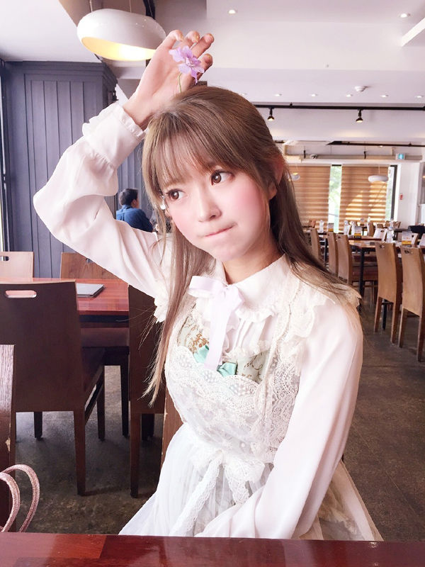头戴小花狂卖萌 韩国第一美少女再曝写真