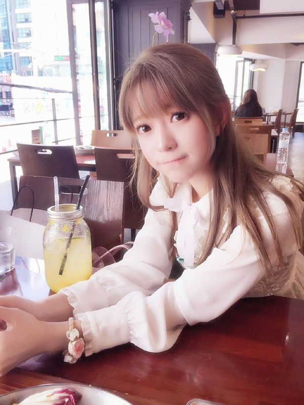 头戴小花狂卖萌 韩国第一美少女再曝写真