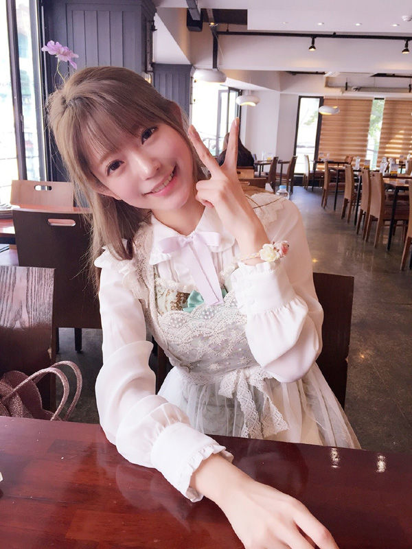 头戴小花狂卖萌 韩国第一美少女再曝写真