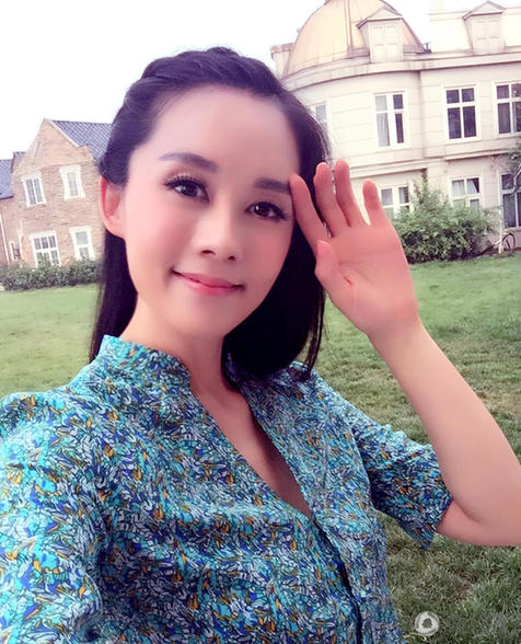 央视女主播直播间自拍 跑步机大秀美腿