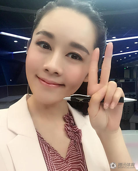 央视女主播直播间自拍 跑步机大秀美腿