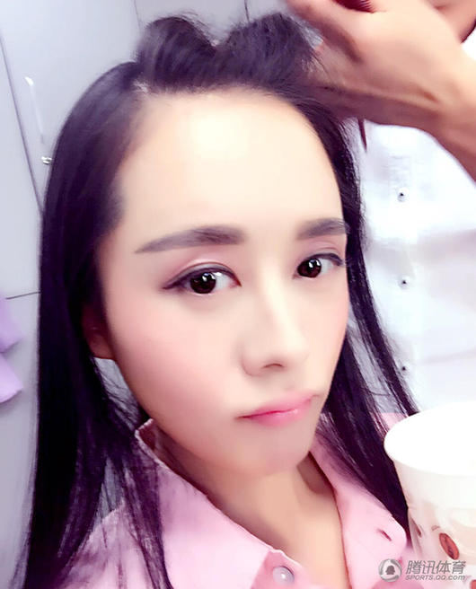 央视女主播直播间自拍 跑步机大秀美腿